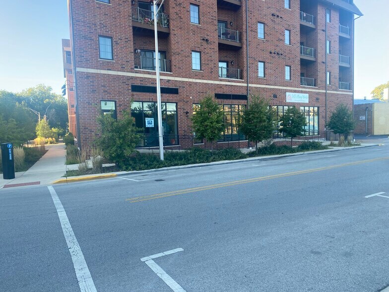 25-33 Elgin Ave, Forest Park, IL à louer - Photo du bâtiment - Image 2 de 6