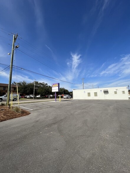 2070 N Palafox St, Pensacola, FL for lease - Building Photo - Image 2 of 11