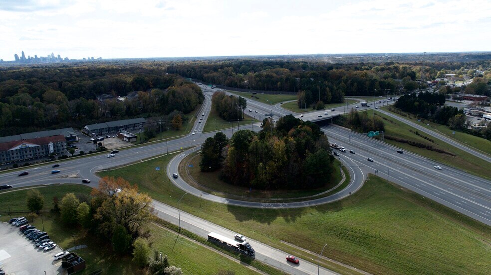 4400 Sunset Rd, Charlotte, NC à louer - Photo du bâtiment - Image 3 de 11