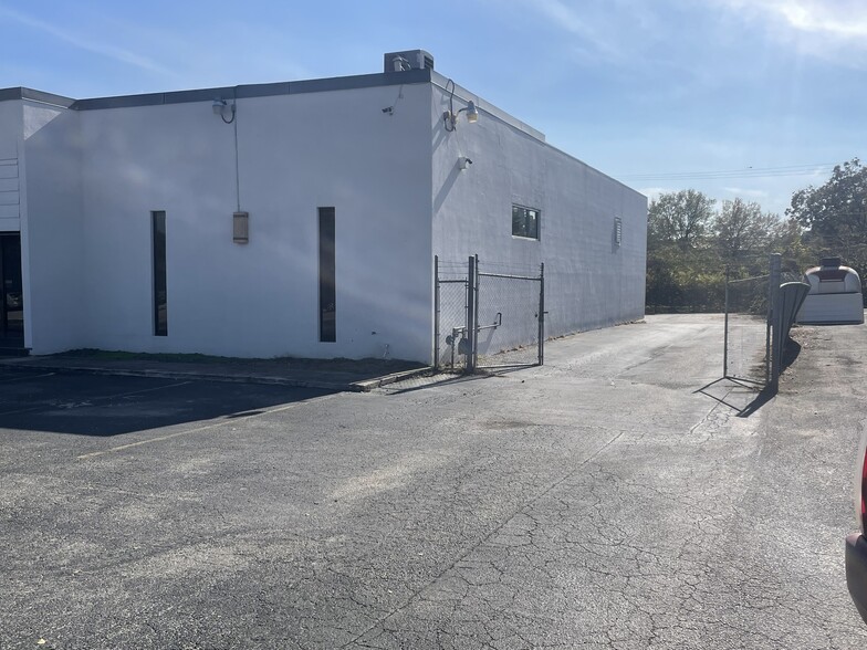 4358-4362 Centergate St, San Antonio, TX for lease - Building Photo - Image 2 of 4