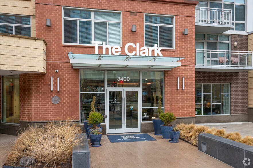 3400 S Clark St, Arlington, VA à louer - Photo du bâtiment - Image 3 de 32