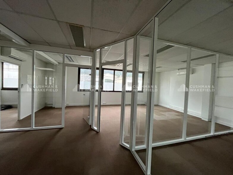 30 Avenue Du Chateau De Jouques, Gémenos for lease - Interior Photo - Image 3 of 27