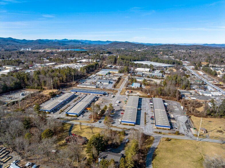 44 Buck Shoals Rd, Arden, NC à louer - Photo du bâtiment - Image 3 de 22