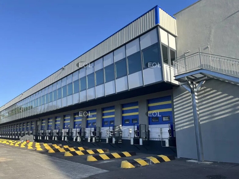 Industrial in Saint-Witz for lease - Building Photo - Image 2 of 3