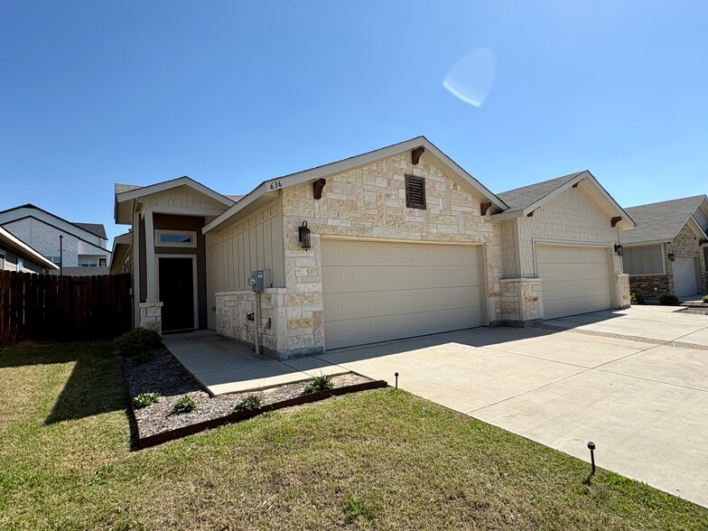 632 Harvest Moon Dr, Venus, TX for sale - Building Photo - Image 2 of 16