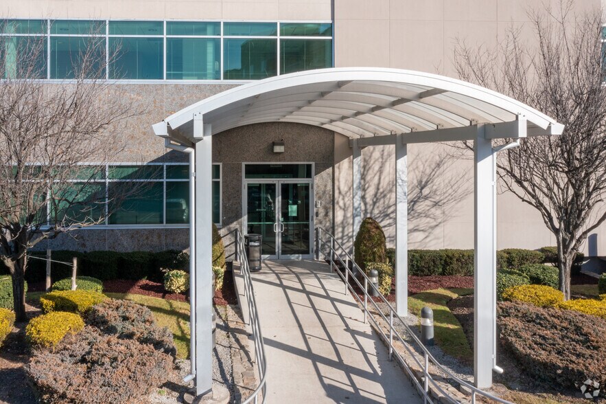 865 Merrick Ave, Westbury, NY à louer - Photo du bâtiment - Image 3 de 7