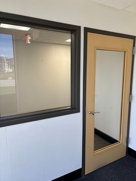 37250 Plymouth Rd, Livonia, MI à louer - Photo intérieure - Image 2 de 13