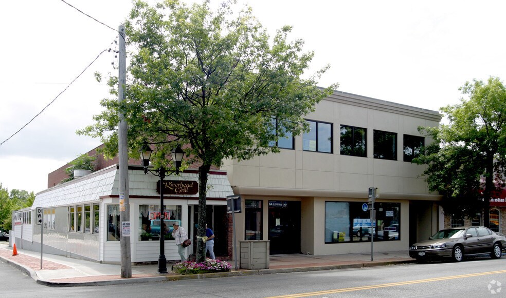 71-83 E Main St, Riverhead, NY à louer - Photo du bâtiment - Image 2 de 3