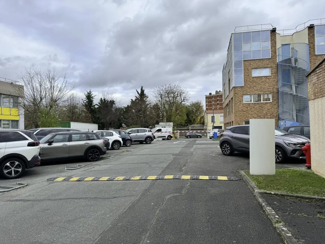 Flex in Ivry-sur-Seine for lease Building Photo- Image 1 of 11