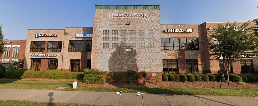 19824 W Catawba Ave, Cornelius, NC à louer - Photo du bâtiment - Image 2 de 3