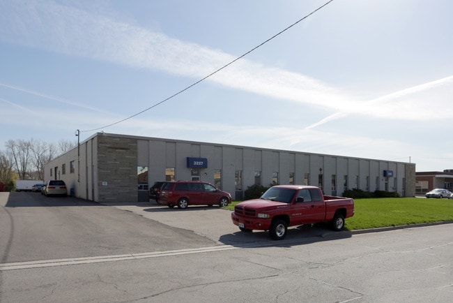 More details for 3225-3227 Lenworth Dr, Mississauga, ON - Industrial for Lease