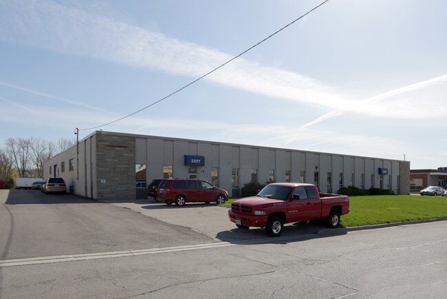 Plus de détails pour 3225-3227 Lenworth Dr, Mississauga, ON - Industriel à louer