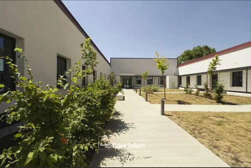 Office in Vénissieux for lease Building Photo- Image 1 of 22