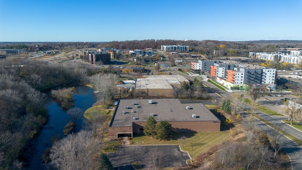 6103 Blue Circle Dr, Minnetonka, MN for lease - Building Photo - Image 2 of 14