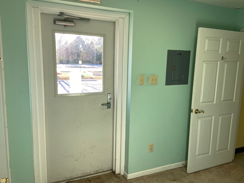 1831 Weeksville Rd, Elizabeth City, NC for lease - Building Photo - Image 3 of 8