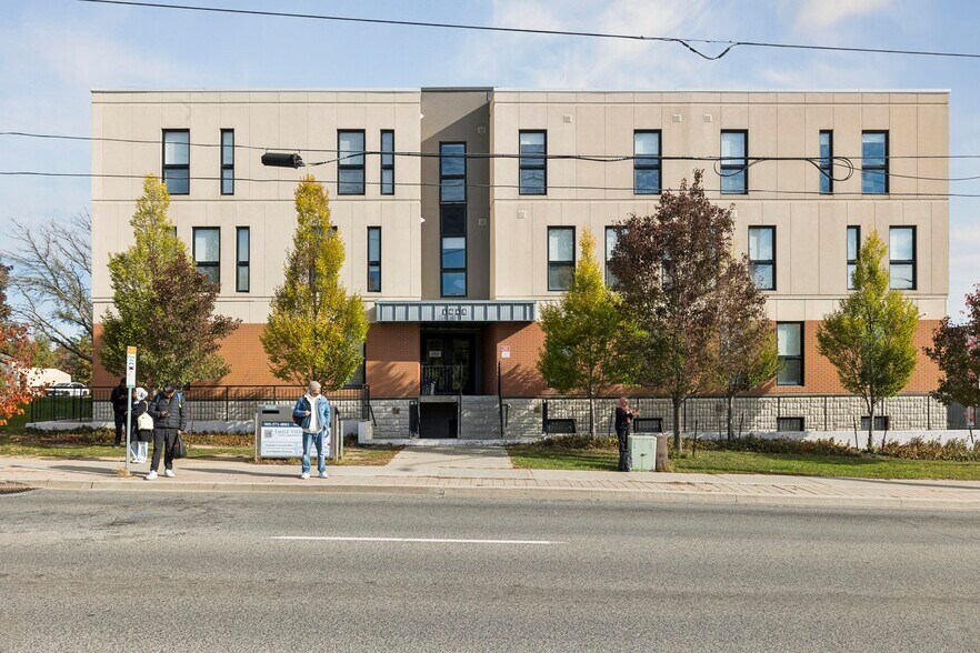 1645 Simcoe St N, Oshawa, ON à vendre - Photo du bâtiment - Image 3 de 9