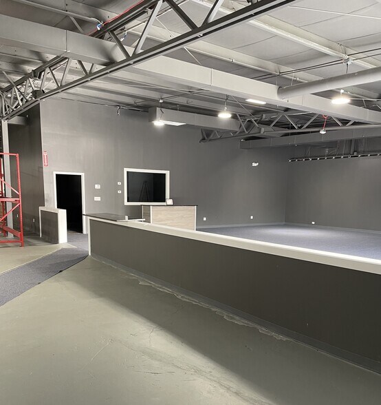 832 W Rollins Rd, Round Lake, IL à louer - Photo du bâtiment - Image 2 de 13