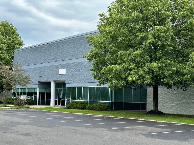 65 Clyde Rd, Somerset, NJ à louer - Photo du bâtiment - Image 2 de 6
