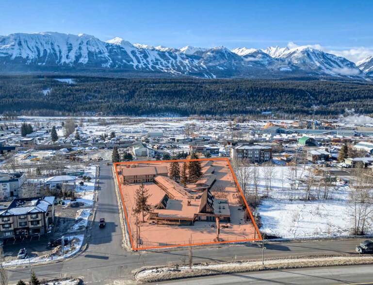 1105 Trans Canada Hwy W, Golden, BC à vendre - Photo du bâtiment - Image 3 de 5