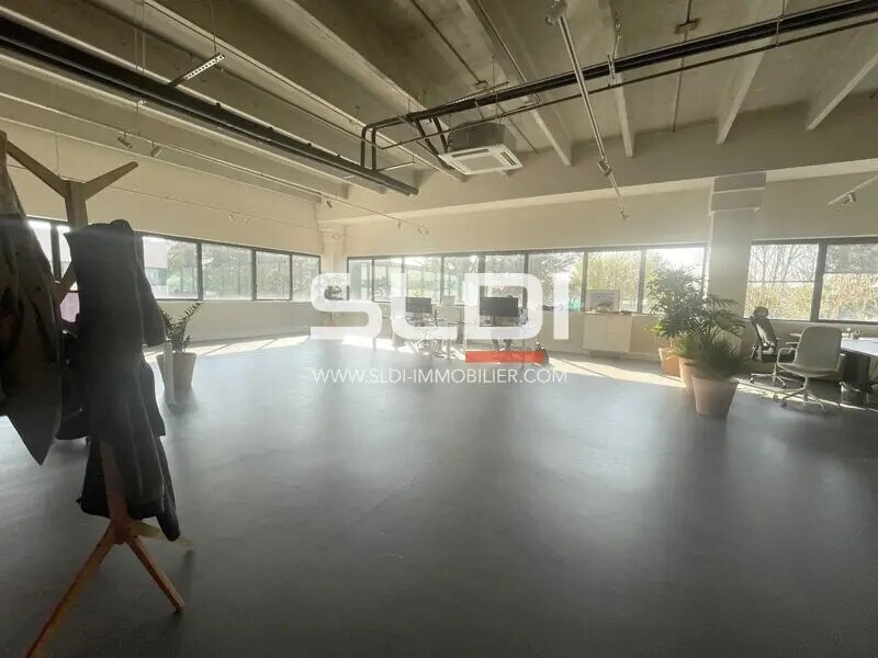 Office in CHAMPAGNE-AU-MONT-D'OR for lease Interior Photo- Image 1 of 5