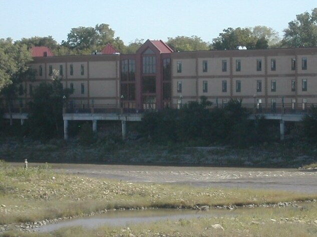 1 Riverfront Plz, Lawrence, KS à louer Photo du bâtiment- Image 1 de 3