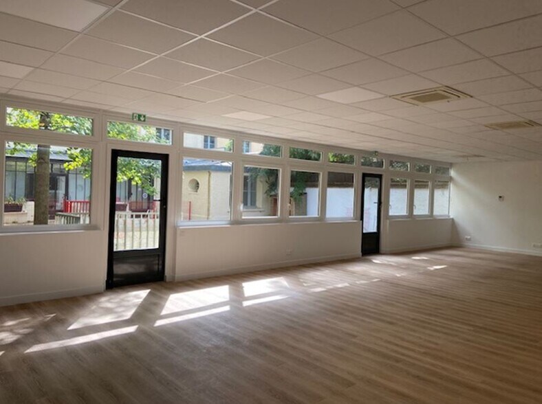 Office in Versailles for lease - Interior Photo - Image 2 of 7