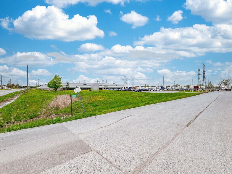 8069 Lawson Rd, Milton, ON à louer - Photo du bâtiment - Image 3 de 13