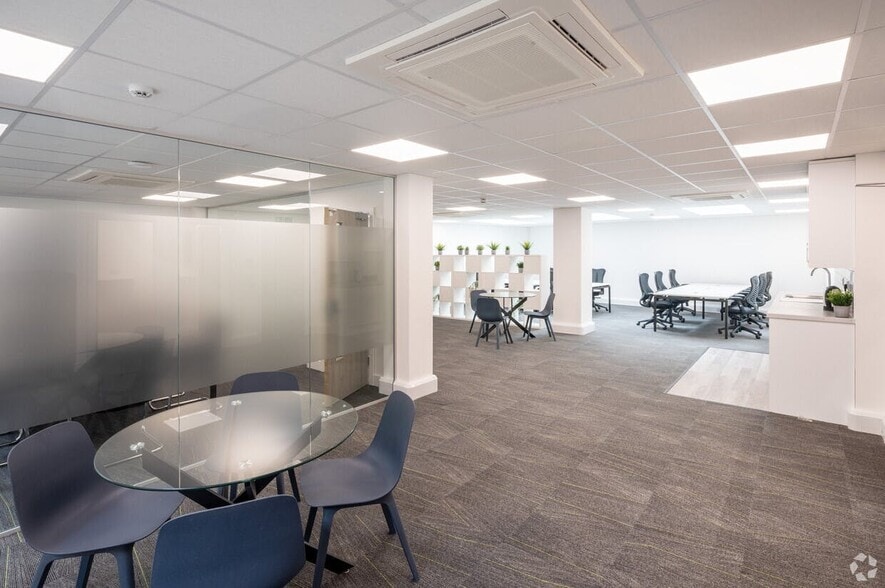 13-15 George St, Aylesbury for lease - Building Photo - Image 2 of 17