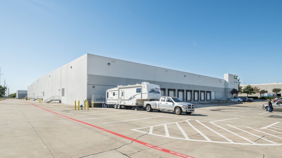 902 Nicholson Rd, Garland, TX à louer - Photo du bâtiment - Image 3 de 4