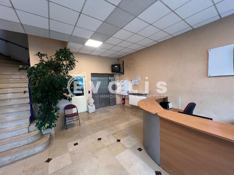 Office in Valenton for lease - Lobby - Image 2 of 13