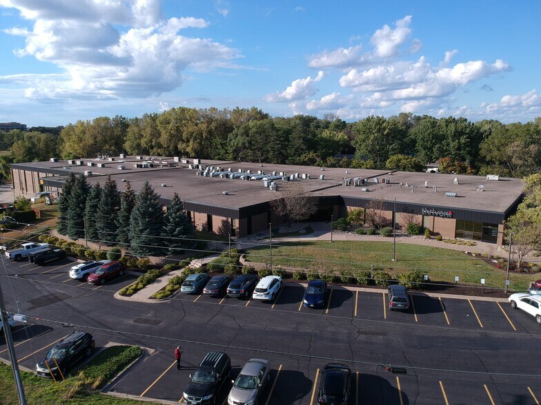 9220 Bass Lake Rd, New Hope, MN à louer - Photo du bâtiment - Image 1 de 40