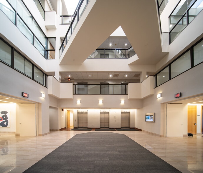 901 Tower Dr, Troy, MI for lease - Lobby - Image 3 of 21