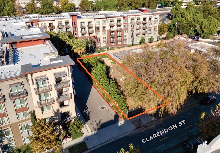 22045 Clarendon St, Woodland Hills, CA à vendre - Photo du bâtiment - Image 3 de 10