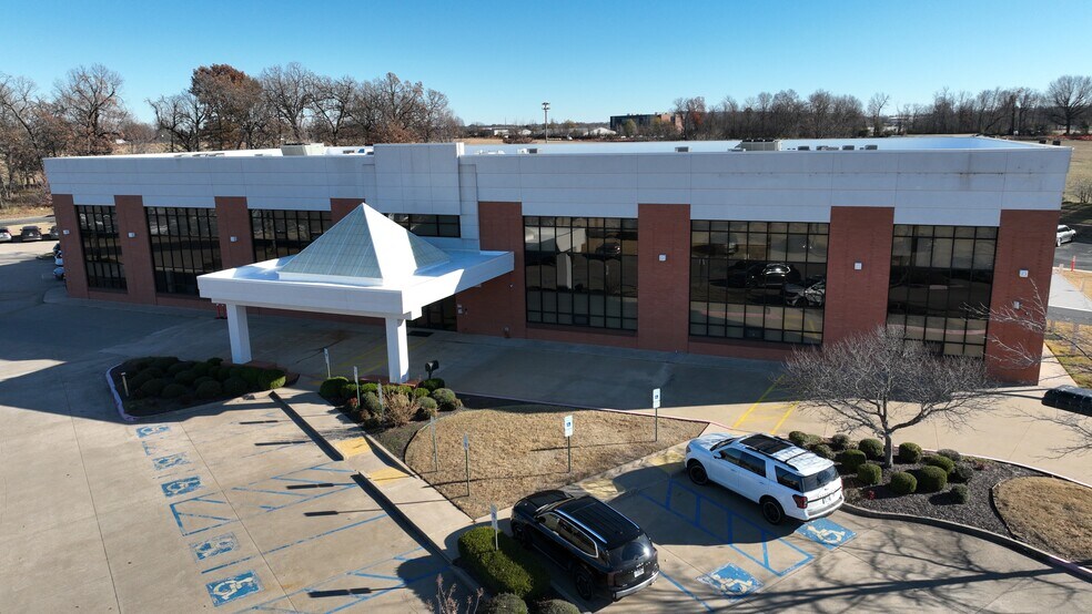 519 Latham Dr, Lowell, AR à vendre - Photo du bâtiment - Image 2 de 8