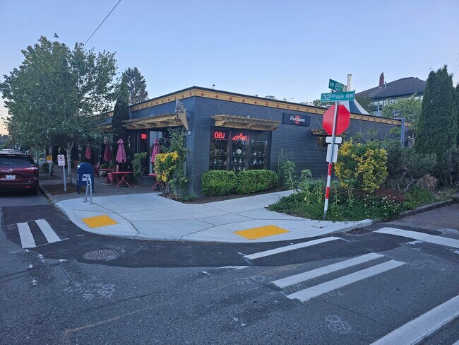 Plus de détails pour 6415 32nd Ave NW, Seattle, WA - Commerce de détail à vendre