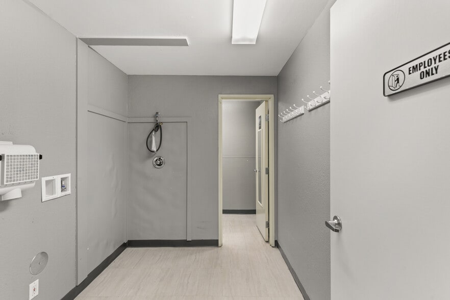 872 E Sahara Ave, Las Vegas, NV for lease - Interior Photo - Image 2 of 196