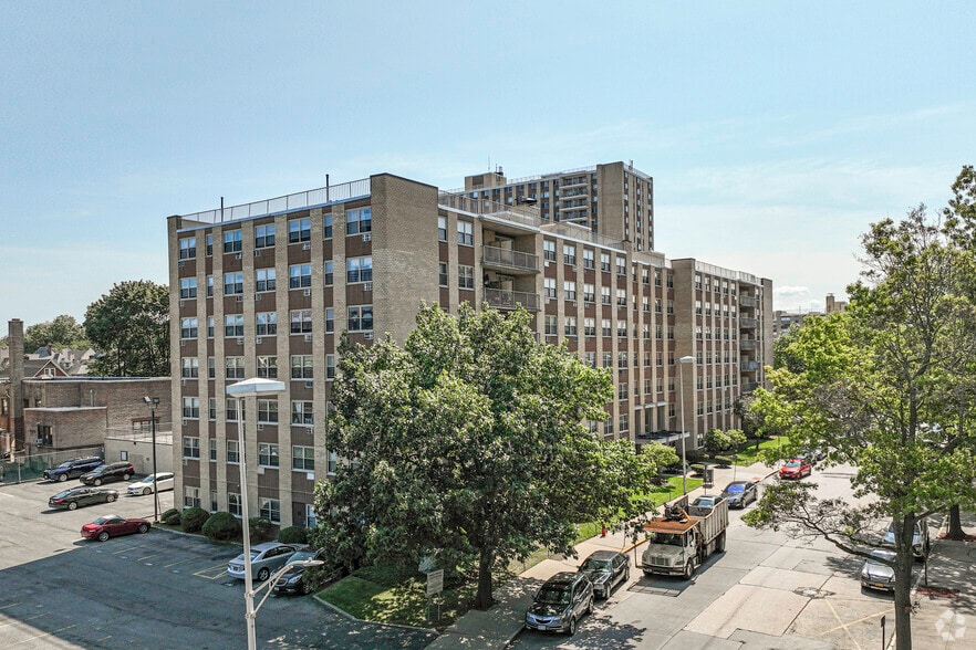 Westchester Plaza portfolio of 7 properties for sale on LoopNet.ca - Building Photo - Image 3 of 8