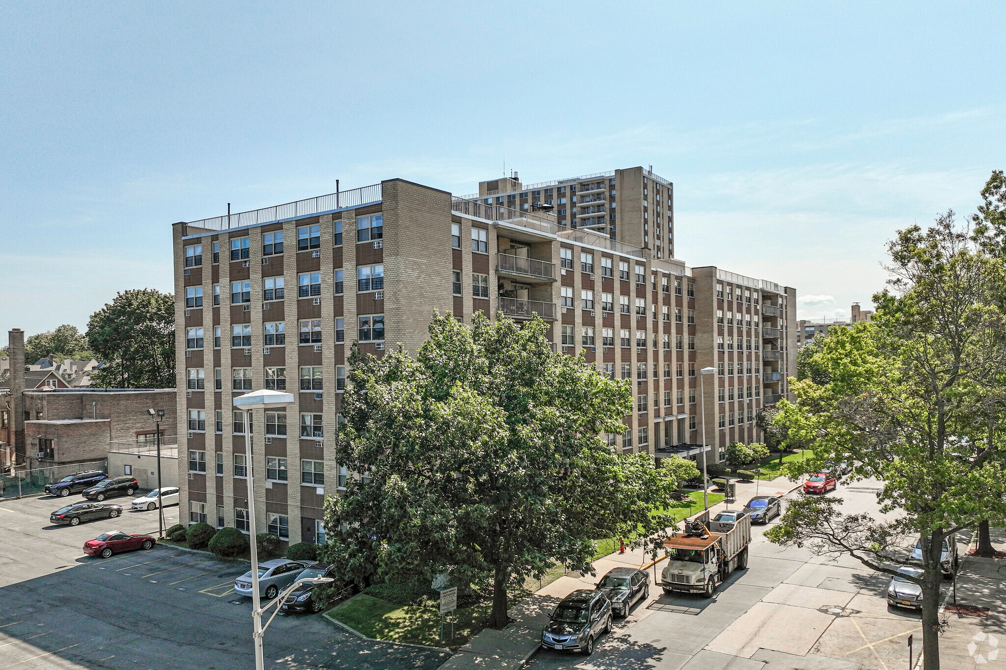 Westchester Plaza portefeuille de 7 propriétés à vendre sur LoopNet.ca Photo principale- Image 1 de 8