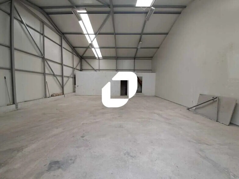 Flex in Saint-Germain-lès-Arpajon for lease - Interior Photo - Image 2 of 6