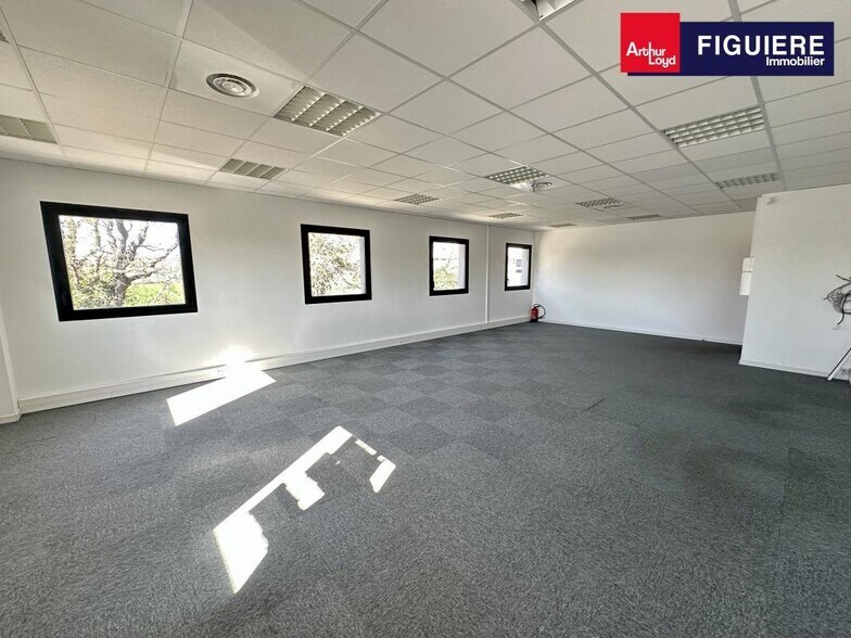 210 Chemin Des Valladets, Éguilles for lease - Building Photo - Image 3 of 8