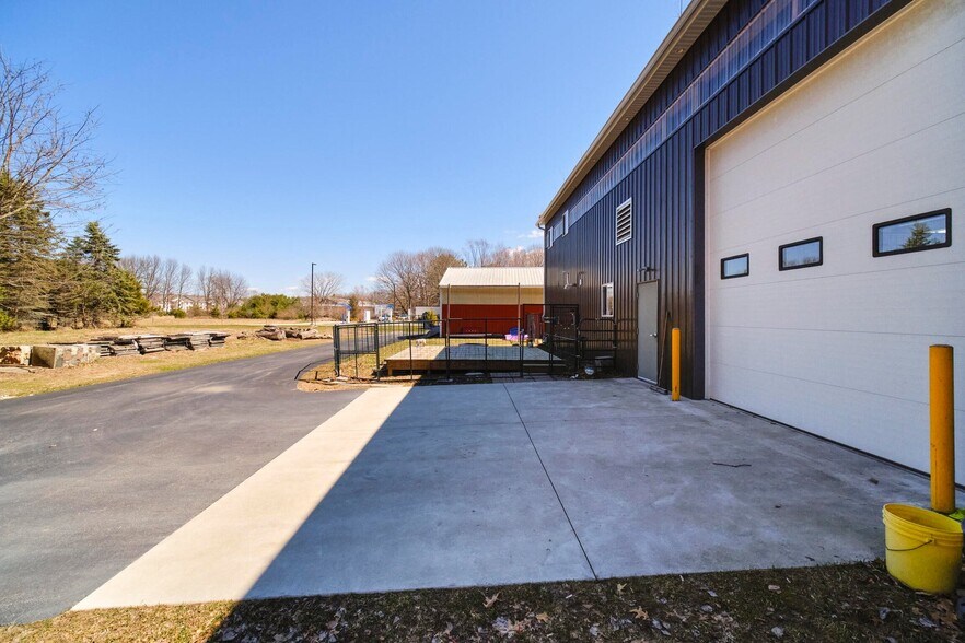 480 E Parkdale Ave, Manistee, MI à vendre - Photo du bâtiment - Image 2 de 16