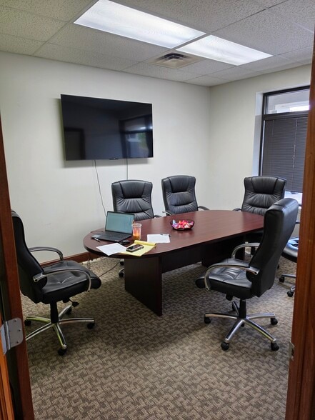 5815 E Riverside Blvd, Rockford, IL for lease - Interior Photo - Image 3 of 12