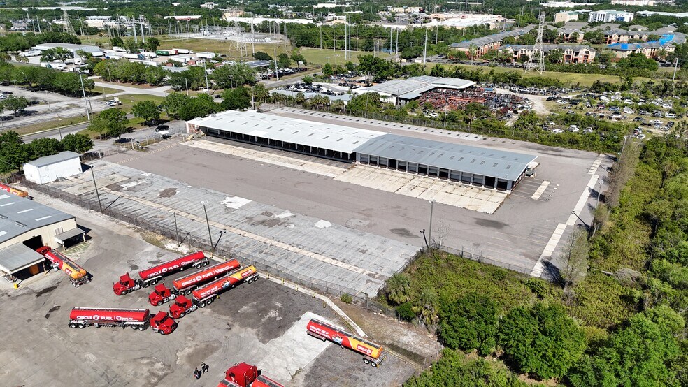 9801 Palm River Rd, Tampa, FL à louer - Photo du bâtiment - Image 2 de 9