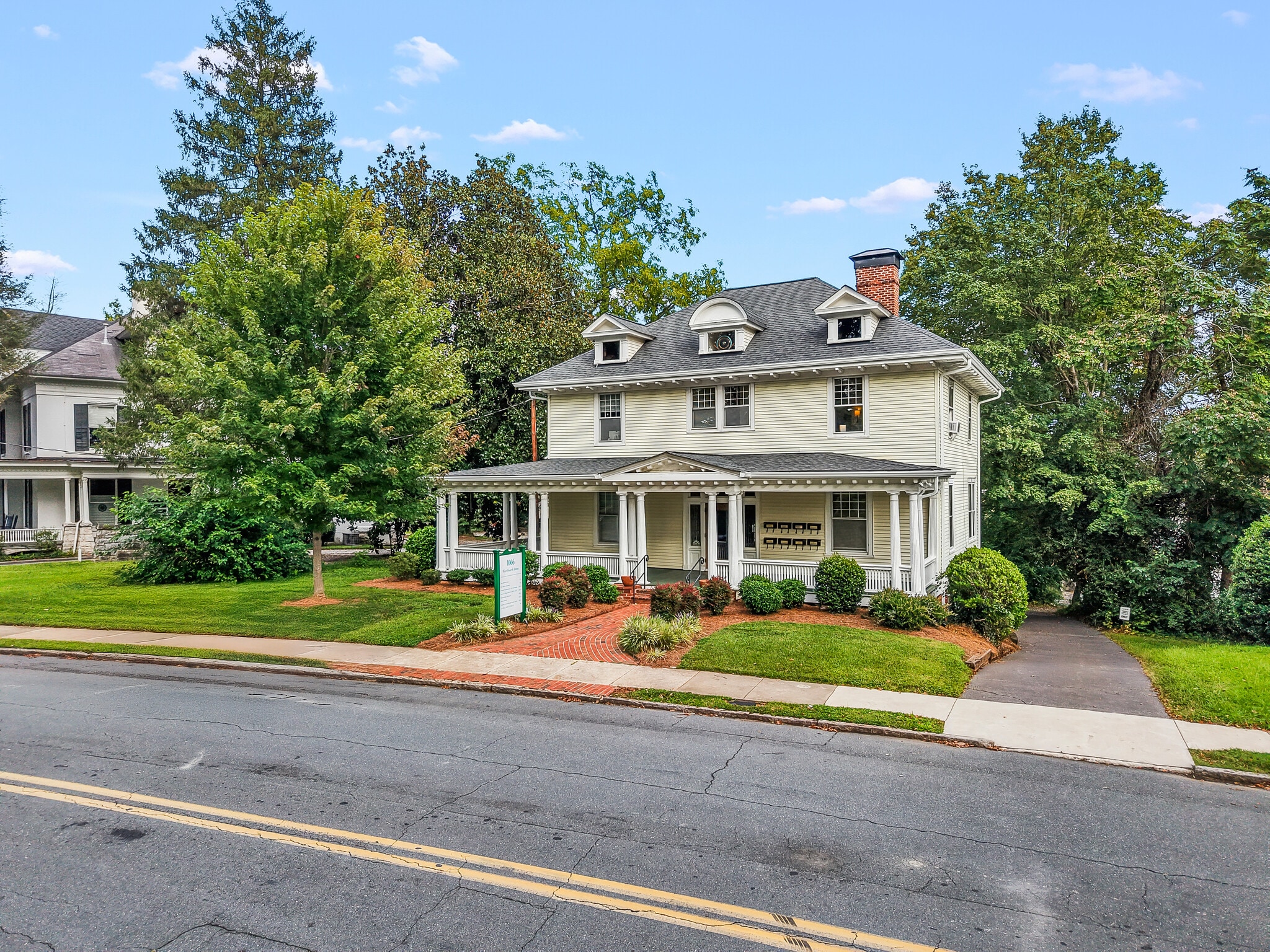 1066 W Fourth St, Winston-Salem, NC à vendre Photo intérieure- Image 1 de 6