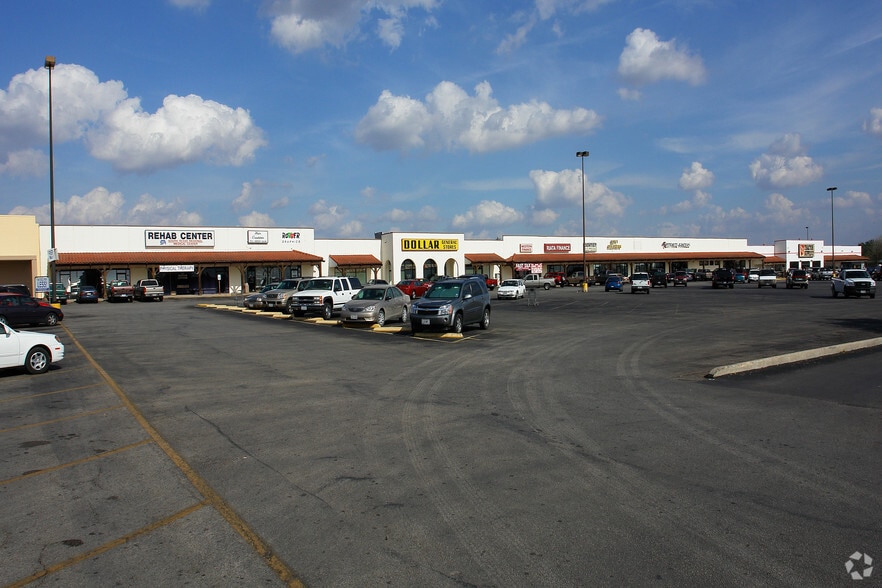 540 10th St, Floresville, TX for lease - Building Photo - Image 2 of 19