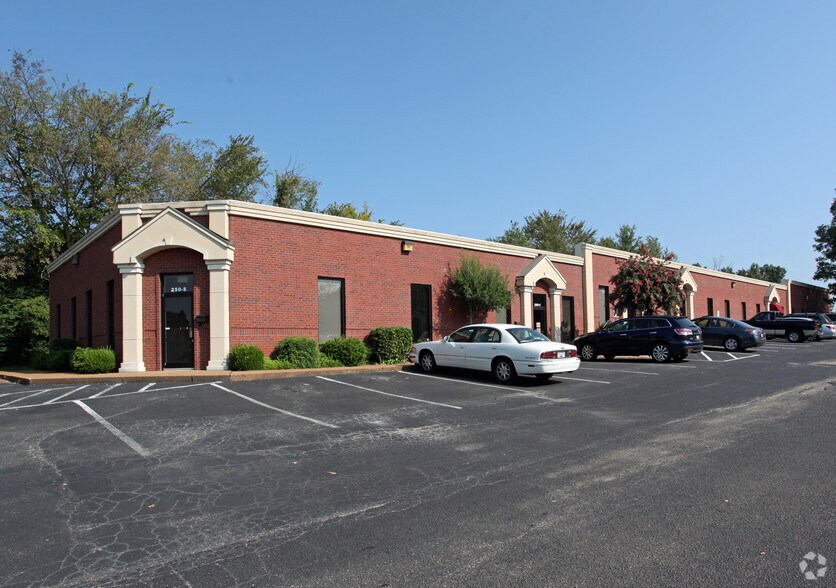 250 N Parkway, Jackson, TN for lease - Primary Photo - Image 1 of 10