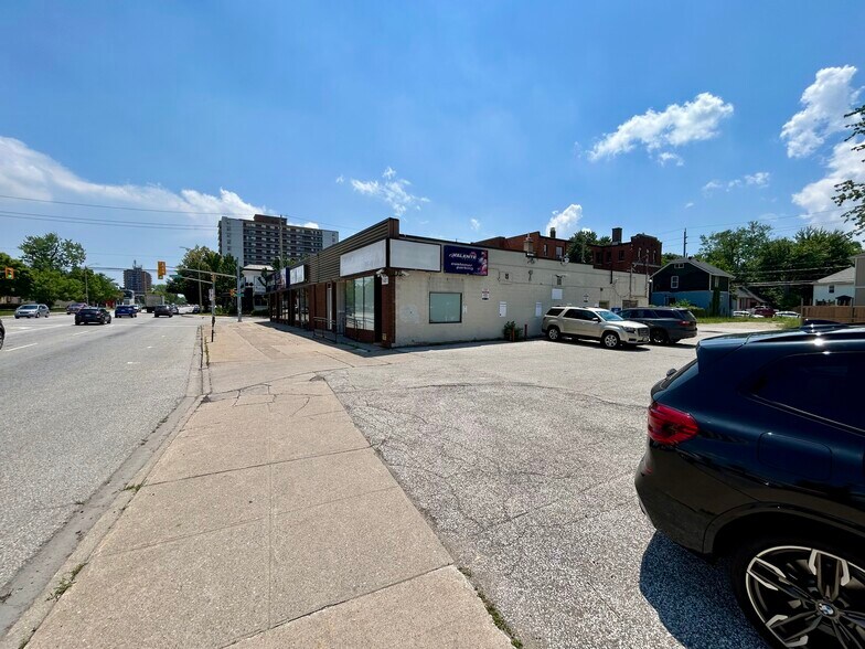 1481 Ouellette Av, Windsor, ON à louer - Photo du bâtiment - Image 2 de 5