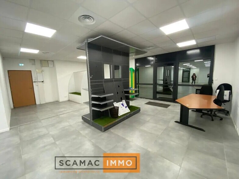 Commerce de détail dans Aix-en-Provence à louer - Photo du bâtiment - Image 2 de 4