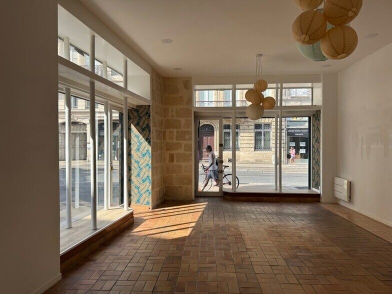 Retail in Bordeaux for lease - Interior Photo - Image 1 of 8