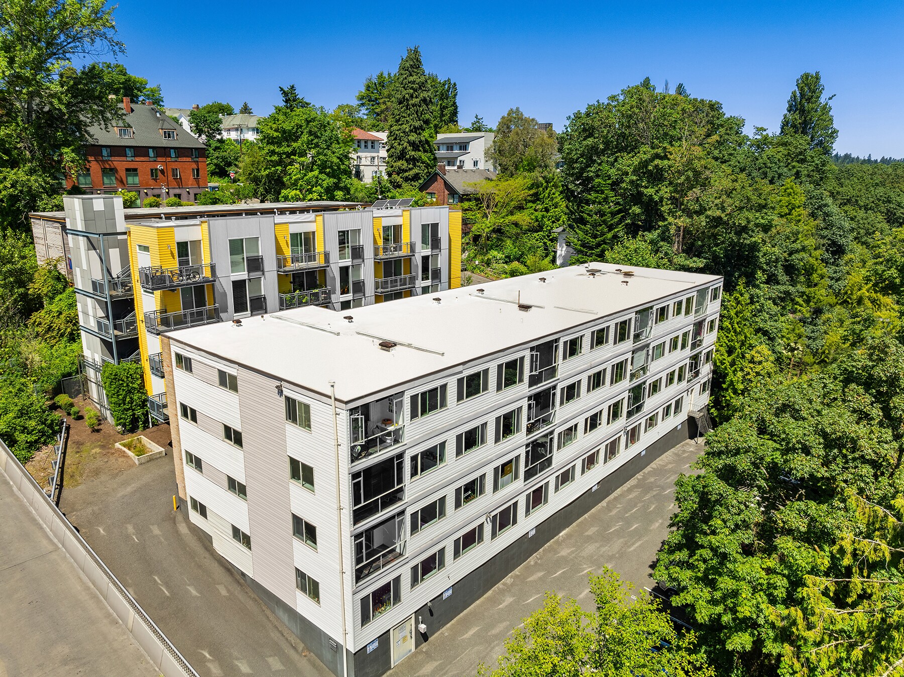 University District 47-Unit Portfolio portefeuille de 2 propriétés à vendre sur LoopNet.ca Photo principale- Image 1 de 8